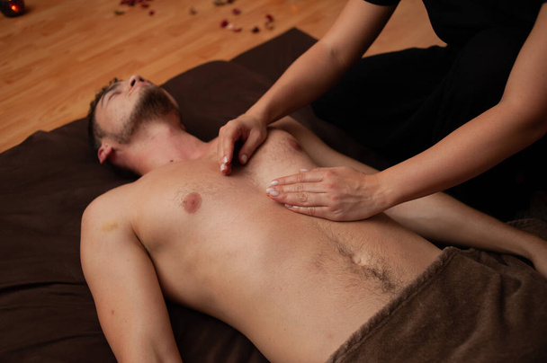 mladý muž dostává masáž v lázeňském salonu - Fotografie, Obrázek