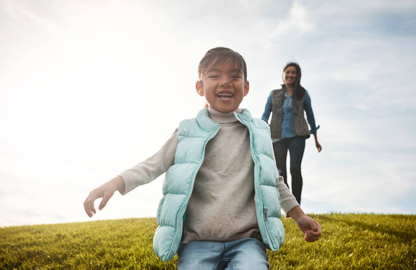 Це чудовий день для веселощів на свіжому повітрі. чарівна маленька дівчинка на прогулянку зі своєю мамою
 - Фото, зображення