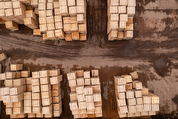 Zdjęcia dronów sterty drewna w tartaku w letni dzień. Bezpośrednio nad - Zdjęcie, obraz