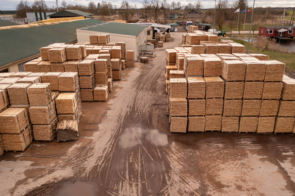 Drone images piles de bois d'œuvre dans la scierie pendant la journée d'été. Vue grand angle - Photo, image