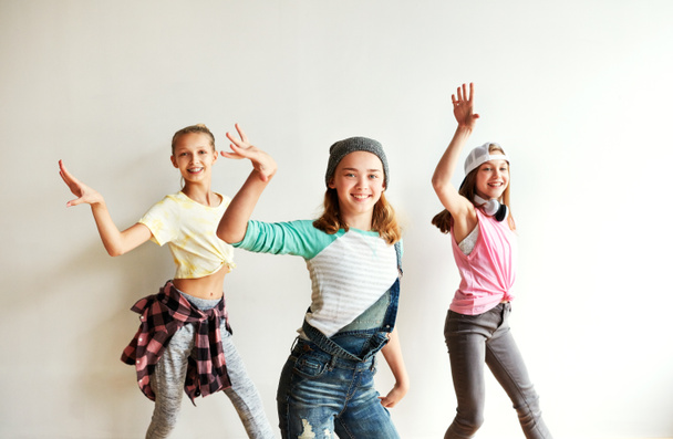 Относитесь к ним с уважением, измените их широту. молодые девушки танцуют в танцевальной студии - Фото, изображение