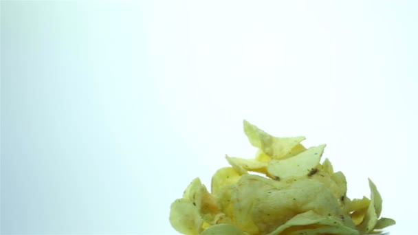 Burgonya chips forgatni a fehér háttér előtt. Jobb oldalon - Felvétel, videó