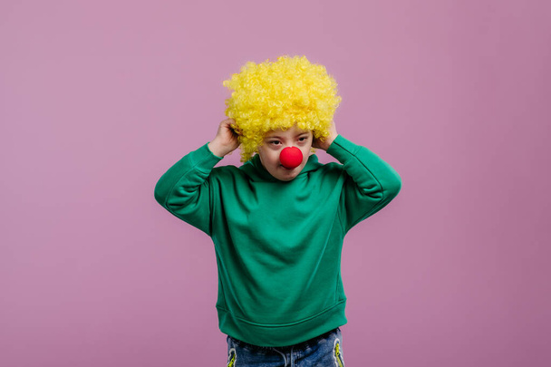 Portrét malého chlapce s Downovým syndromem, v karnevalovém kostýmu. - Fotografie, Obrázek