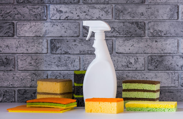 Бытовая химчистка, моющее средство, тряпки, мочалки. Средства для поддержания чистоты в доме - Фото, изображение