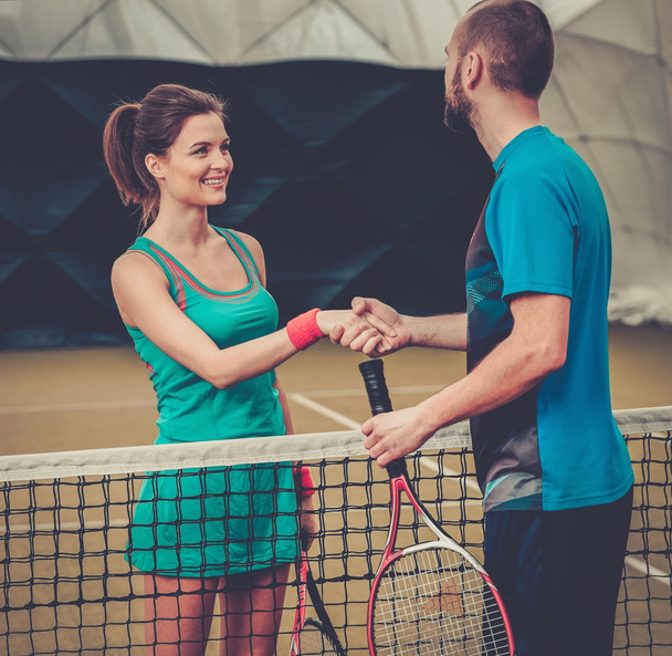 Жінка тенісистка трясе руку зі своїм тренером
 - Фото, зображення