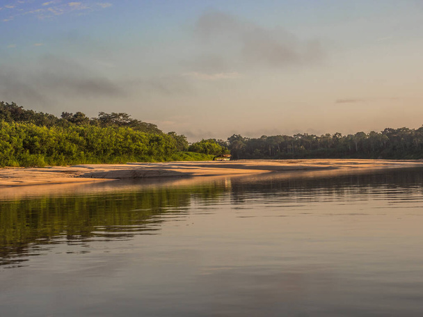 Hermosa playa de arena en la selva amazónica, durante la temporada baja de agua. Amazonia. Selva en la frontera de Brasil y Perú. Sudamérica. Dos Fronteras. - Foto, imagen