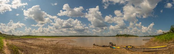 Paumari, Brasil: - Sep 18, 2018: Barcos de madera y kayaks en la orilla de Yavari, el afluente del río Amazonas, en el río durante la temporada baja de agua. Amazonia. Selva en la frontera de Brasil y Perú. América del Sur, - Foto, imagen