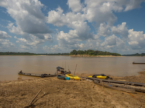 Paumari, Brasil: - Sep 18, 2018: Barcos de madera y kayaks en la orilla de Yavari, el afluente del río Amazonas, en el río durante la temporada baja de agua. Amazonia. Selva en la frontera de Brasil y Perú. América del Sur, - Foto, Imagen
