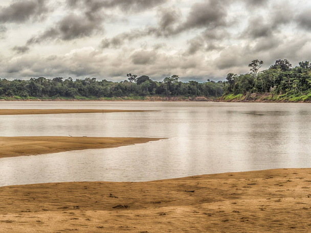 Gyönyörű homokos strand az Amazon dzsungelben, a holtszezonban. Amazónia. Selva Brazília és Peru határán. Dél-Amerika. Dos Fronteras-szigetek. - Fotó, kép