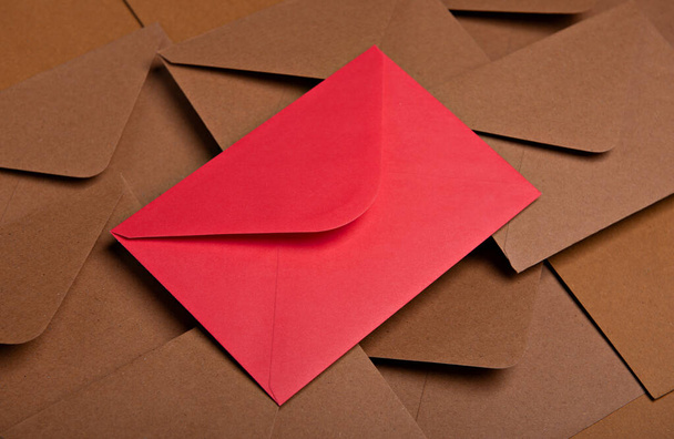 kraft a červené papírové obálky zblízka, maketa - Fotografie, Obrázek