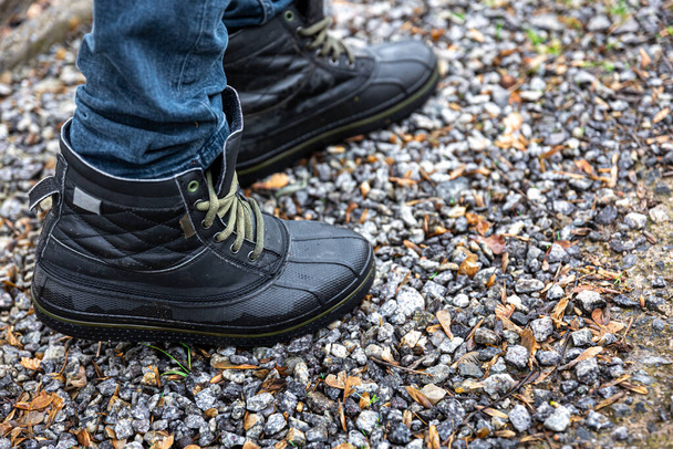 Pár odolných pánských bot, muž v kvalitních botách stojí na štěrku. - Fotografie, Obrázek
