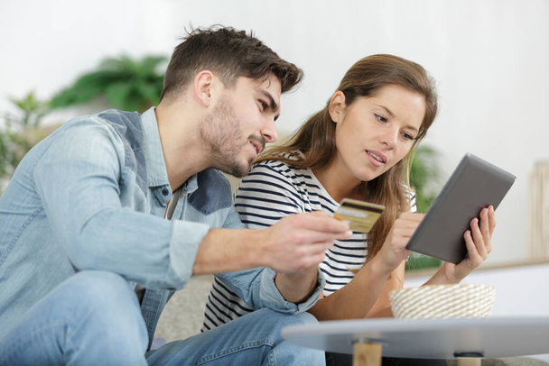 couple using tablet pc and holding credit card - Φωτογραφία, εικόνα