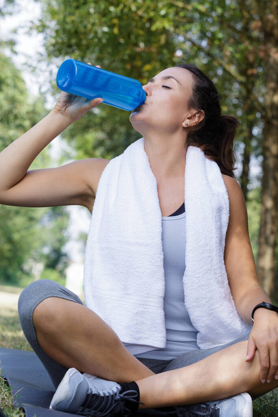 woman drinks water in forest - Foto, Bild