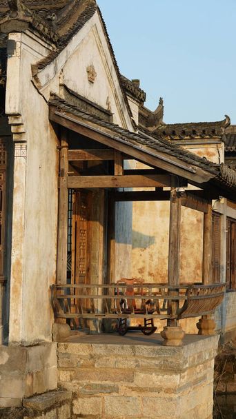 古典建築と狭い路地を背景にした美しい伝統的な中国の村の景色 - 写真・画像