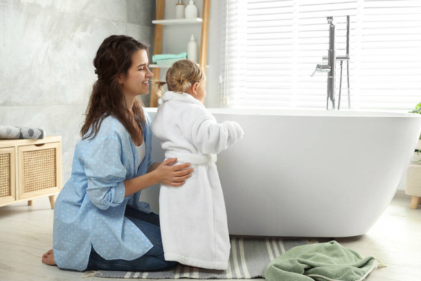 Mother with her daughter after bath at home - Foto, Bild