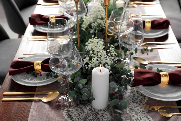 お祝いのディナーのためのスタイリッシュなエレガントなテーブル設定 - 写真・画像