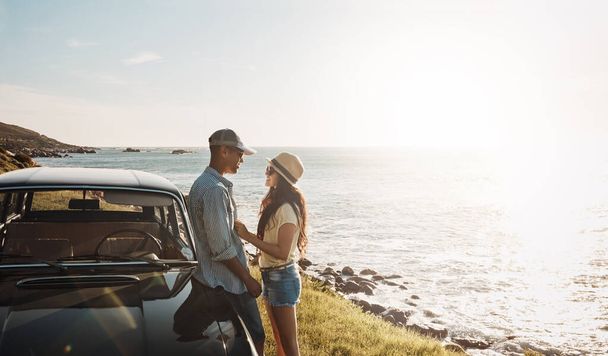 A szabadtéri randik tökéletesek azokra a nyári napokra. egy szeretetteljes fiatal pár, akik élvezik az utat a part mentén - Fotó, kép