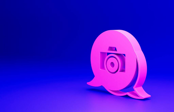 ピンクの写真カメラアイコンは青の背景に隔離されています。フォトカメラ。デジタル写真。最小限の概念。3Dレンダリング図. - 写真・画像