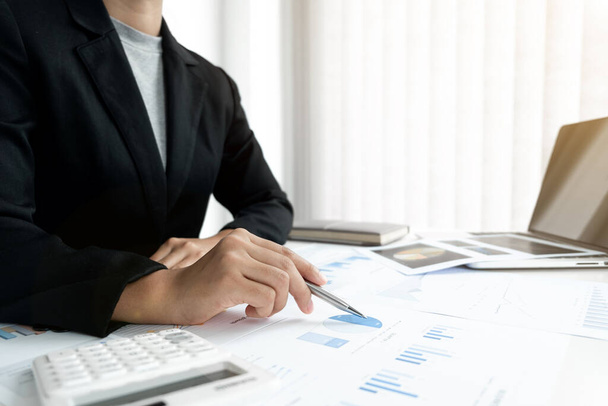 İş adamı, ofis, iş ve finans alanlarındaki pazarlama veri grafiğini analiz ediyor. - Fotoğraf, Görsel