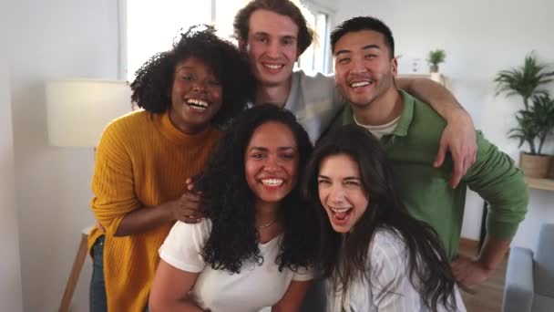 grupo diversificado de amigos juntos olhando para a câmera - pessoas multirraciais sorrindo selfie. - Filmagem, Vídeo