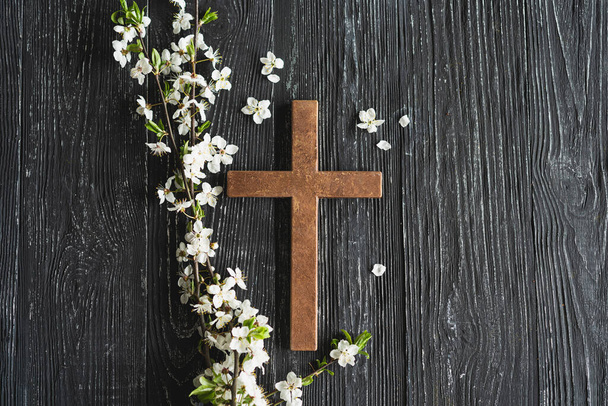 Kereszt szimbolizálja a halál és a feltámadás Jézus Krisztus, tavaszi virágok egy fa háttér - Fotó, kép