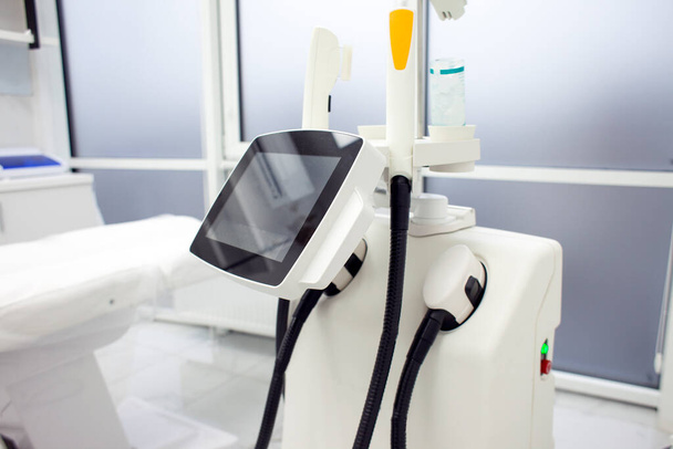 moderne nordlys machine, moderne touch screen apparatuur in kosmetologie kliniek, professionele laser kosmetologie apparatuur - Foto, afbeelding