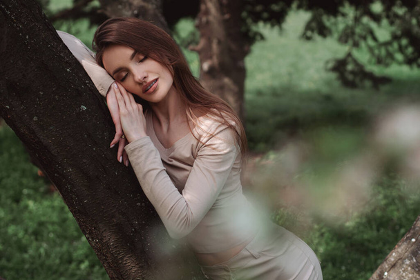 portrait of glamour young lady poing in the green forest - Foto, Imagen