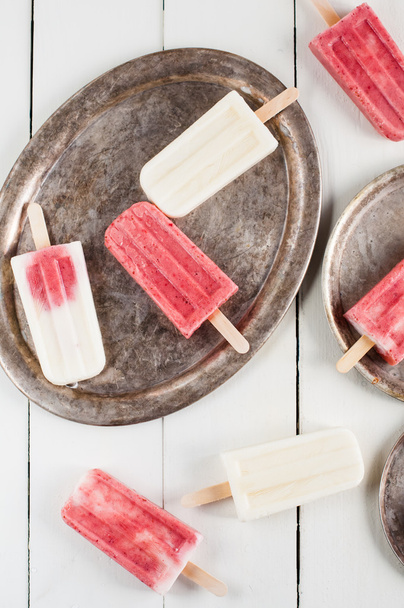 Creamy and strawberry popsicles - 写真・画像