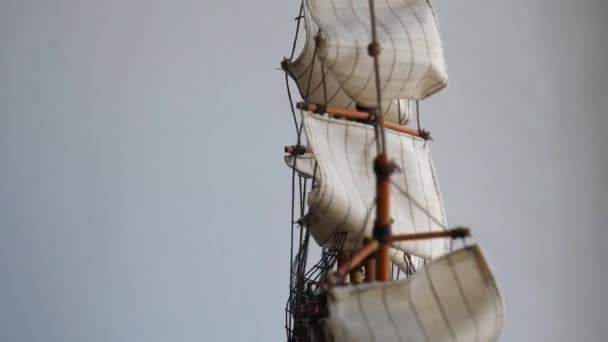 Kierto purjehdus Mastot mittakaavassa Malli puinen alus valkoisella taustalla 4K Video  - Materiaali, video