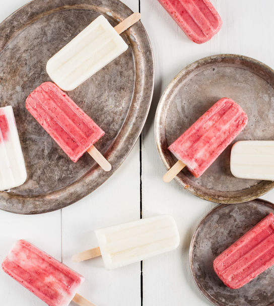 Creamy and strawberry popsicles - Photo, Image