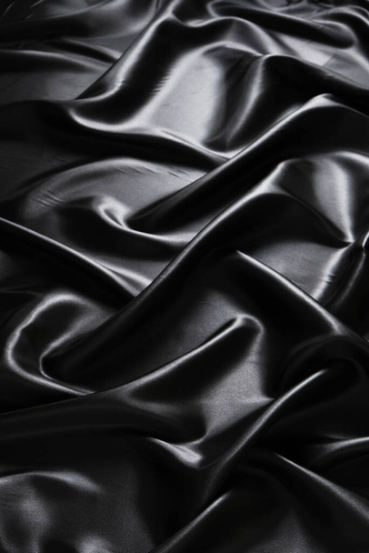 Шовкова тканина, абстрактний хвилястий чорний атласний фон тканини
 - Фото, зображення