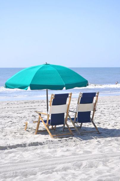 Cadeiras de praia com guarda-chuvas na praia
. - Foto, Imagem