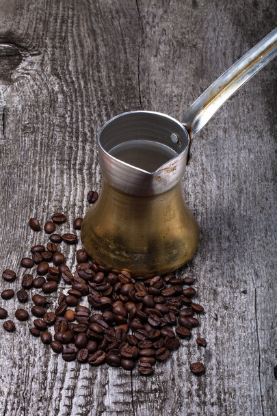 Kahve turk ve kahve çekirdekleri eski gri ahşap tablo - Fotoğraf, Görsel