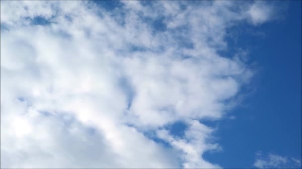 Часопис White Fluffy Clouds flowing on Blue Sunny Sky - Кадри, відео