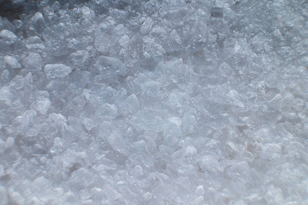 Coarse white iodized salt. Detailed background texture Macro close-up. Salt crystals of different sizes. - Foto, afbeelding