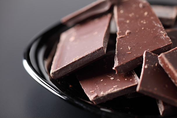 gebroken donkere chocolade - Foto, afbeelding