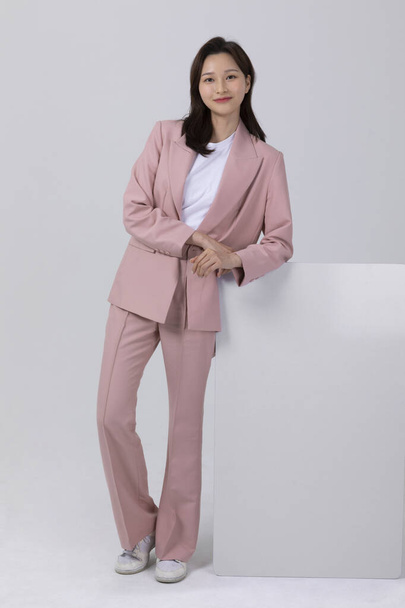 business concept korean young woman, leaning. studio shot - Фото, зображення