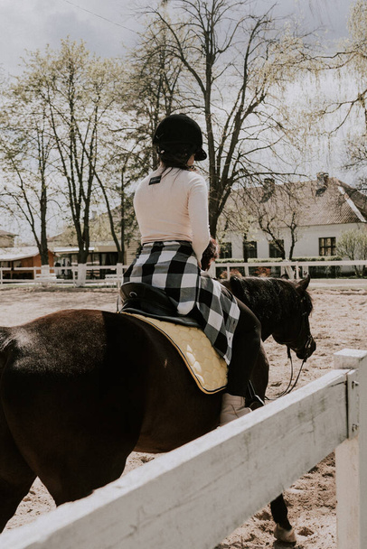 Une femme instructrice qui apprend à monter à cheval. Cavalière pratiquant un sport équestre. Style de vie actif et concept d'activité de loisirs - Photo, image