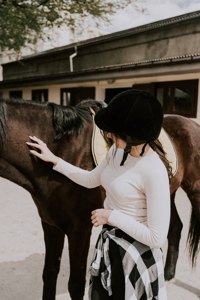 Жінка-інструктор навчає дівчину їздити на коні. Жінка-вершник займається кінним спортом. Концепція активного способу життя та дозвілля
 - Фото, зображення