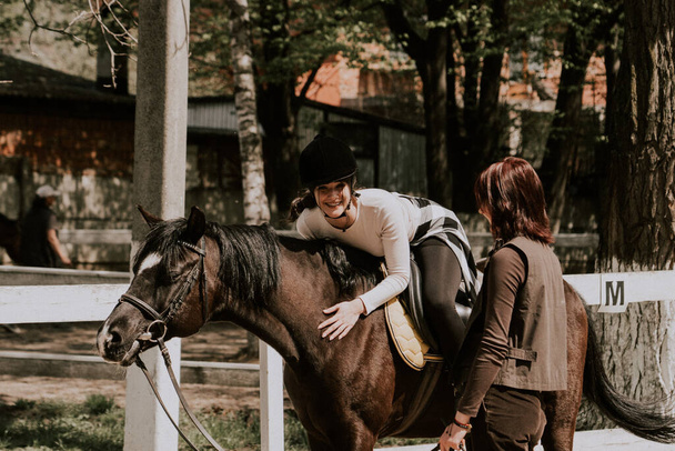 Egy női oktató, aki lovat tanít. Lóháton gyakorló női lovas lovas sport. Aktív életmód és szabadidős tevékenység koncepciója - Fotó, kép