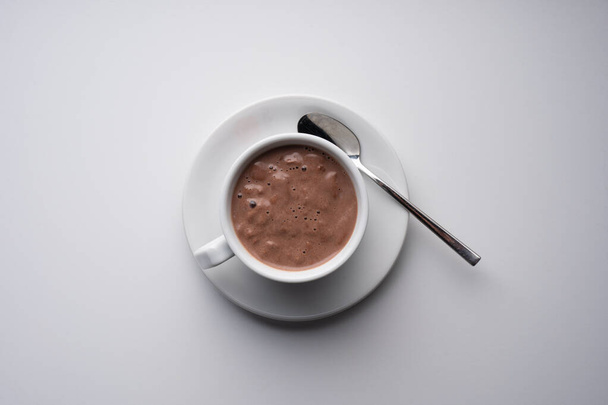 Draufsicht heiße Schokolade in Tasse. Weißer Hintergrund - Foto, Bild