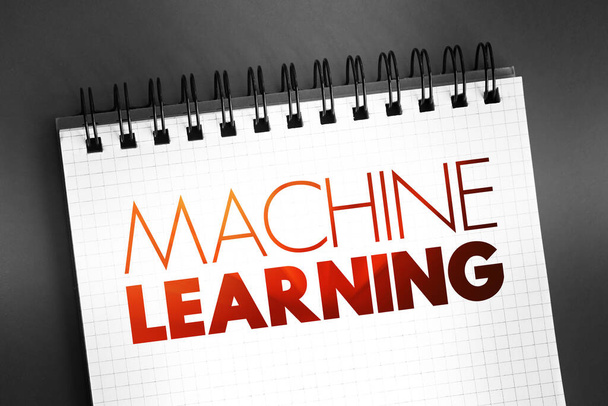 機械学習-経験とデータの使用によって自動的に改善することができるコンピュータアルゴリズムの研究、メモ帳上のテキストコンセプト - 写真・画像