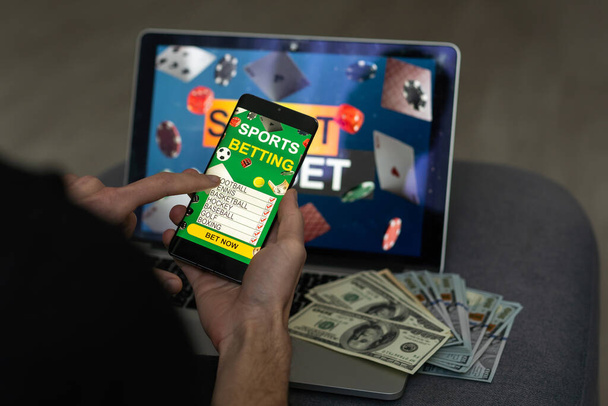 Zakenman gebruikt smartphone tegen gokken app scherm. - Foto, afbeelding