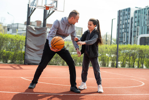 Glücklich vater und teen tochter draußen bei basketball court - Foto, Bild