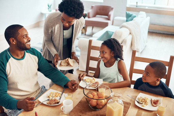 Il nostro momento preferito della giornata. una famiglia che fa colazione insieme a casa - Foto, immagini