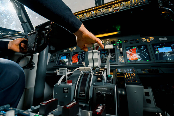Un pilote d'avion contrôle la manette des gaz pendant le décollage Vue de l'intérieur de la cabine - Photo, image