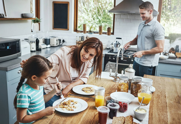 彼らはいつも家族として立ち上がり輝きます。家で朝食を共にした家族が - 写真・画像