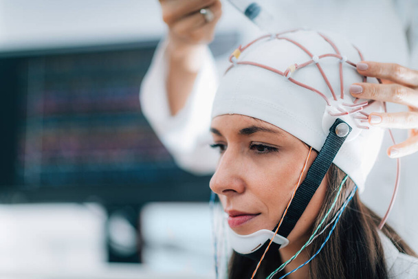 EEG de ondas cerebrales o examen electroencefalográfico en una clínica - Foto, imagen