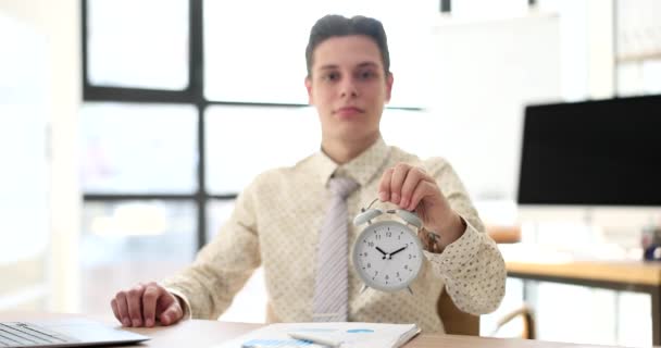 Büroangestellter Geschäftsmann mit einem Wecker. Zeitkontrolle und Zeitmanagement - Filmmaterial, Video