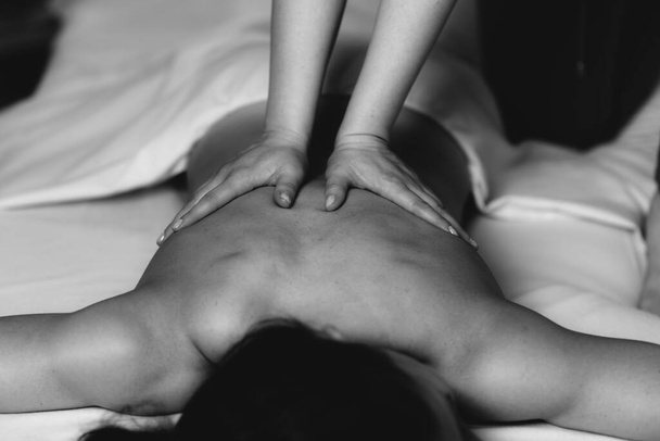 Масаж для зняття напруги та напруги. Жіночий масажист масажує жінку
  - Фото, зображення